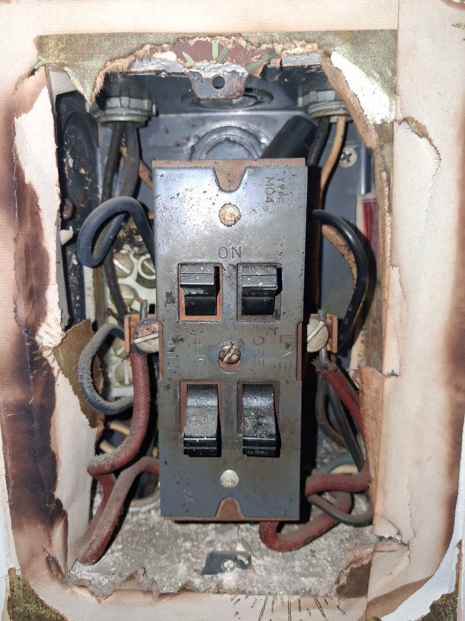 Outdated fuse box before replacement